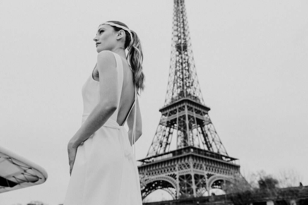 femme dans une robe de mariée glamour à Paris