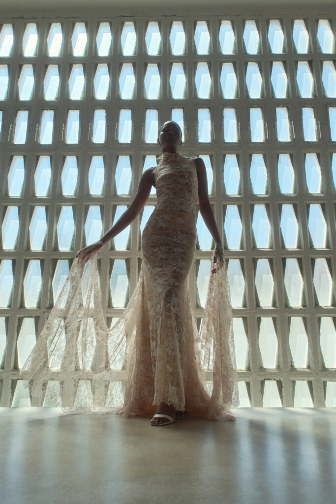 femme dans une robe de mariée sirène couleur ivoire à dentelle de Calais-Caudry