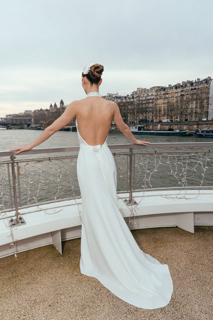 femme dans une robe de mariée sirène glamour à paris