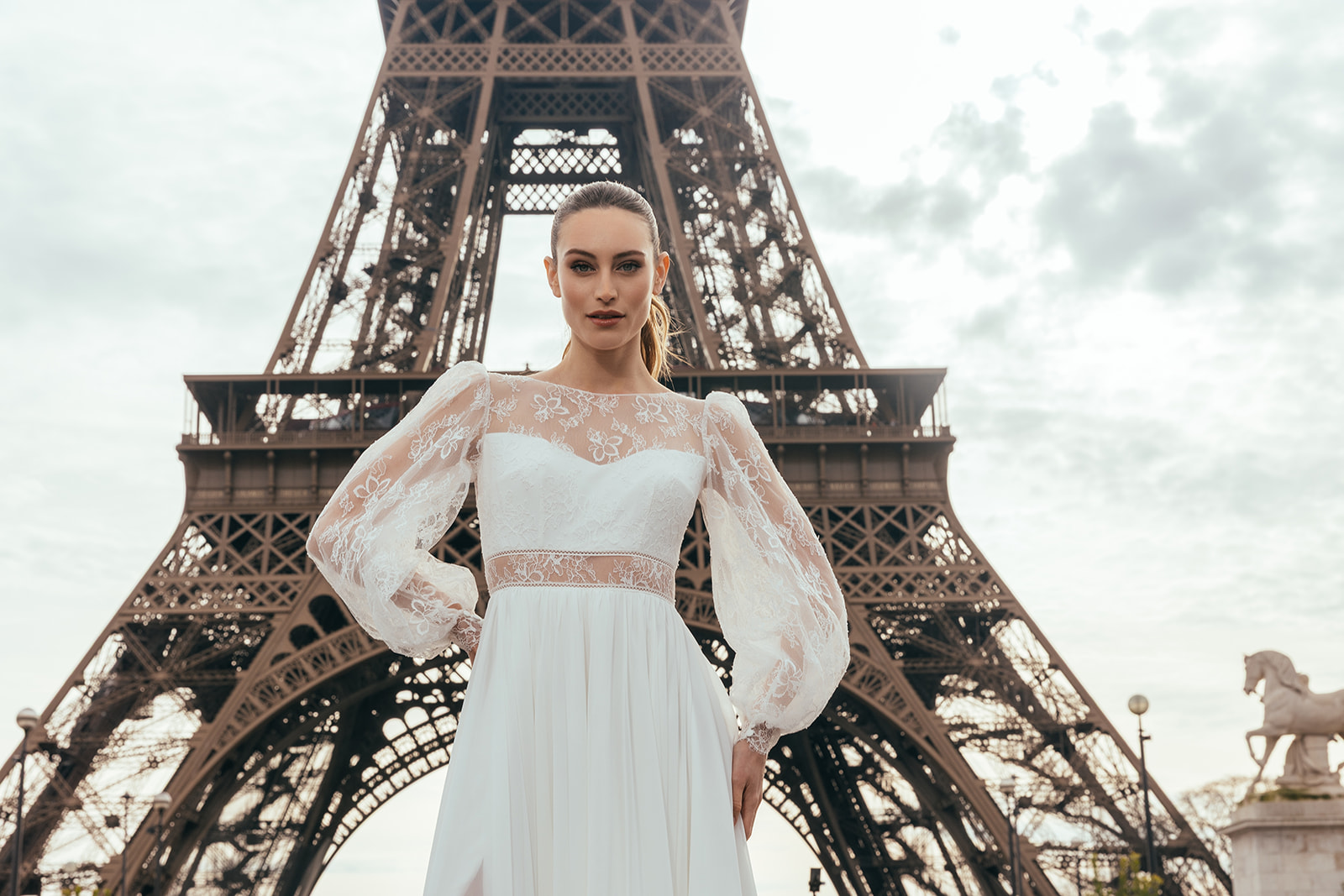 femme dans une robe de mariée à manches longues à Paris
