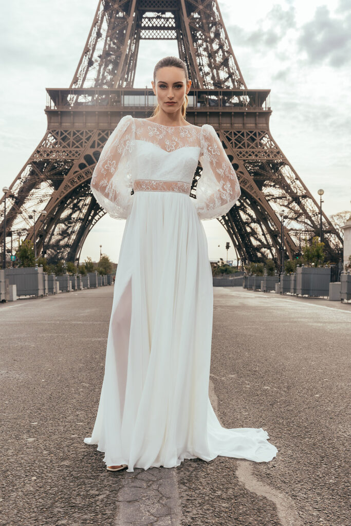 femme dans une robe de mariée à manches longues à Paris