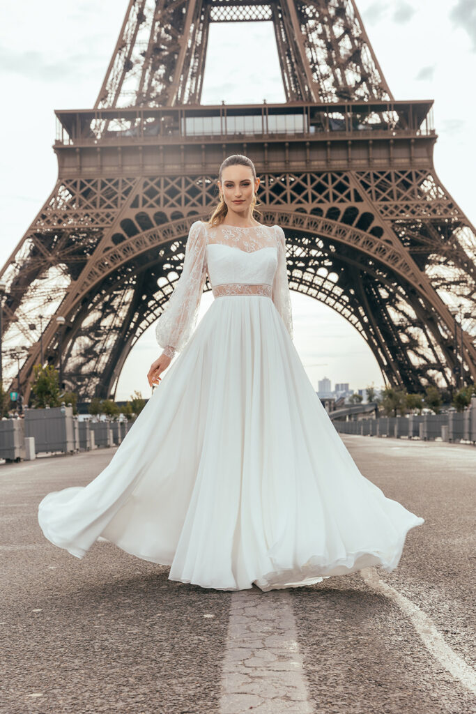 femme dans une robe de mariée à manches longues à Paris