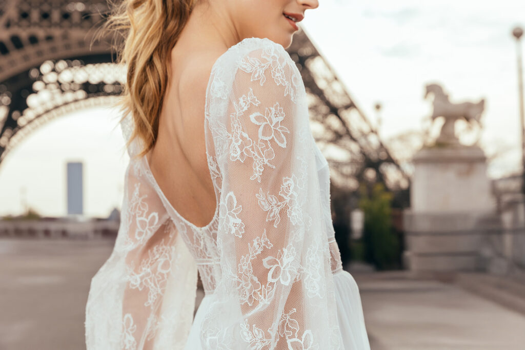 femme dans une robe de mariée à manches longues à Paris