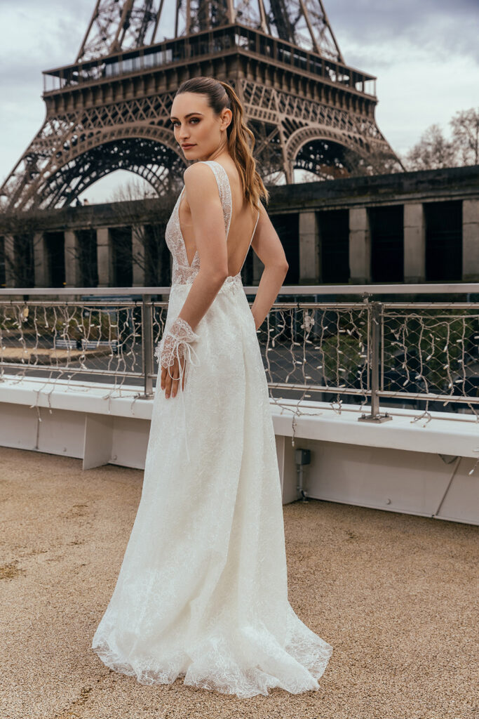 femme dans une robe de mariée élégante en dentelle à Paris