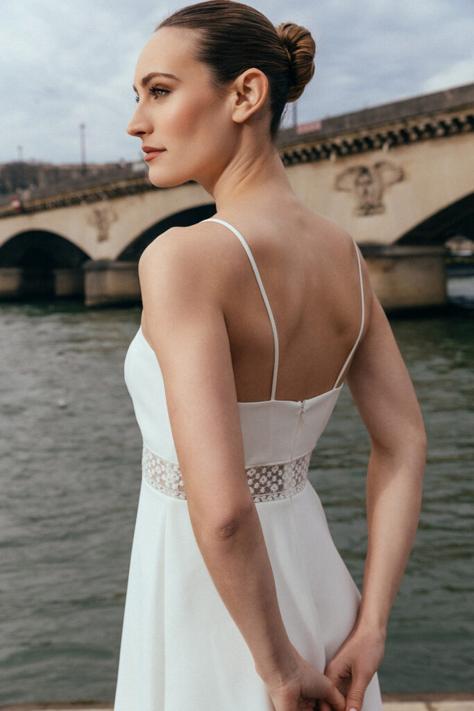 femme dans une robe de mariée élégante à bretelles à Paris