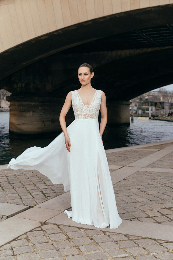 femme dans une robe de mariée élégante sans manche à Paris