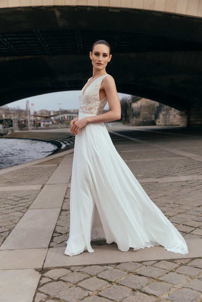 femme dans une robe de mariée élégante sans manche à Paris
