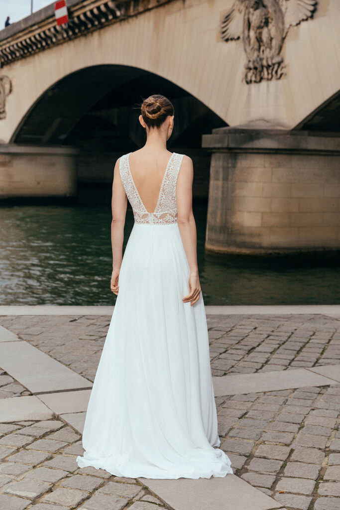 femme dans une robe de mariée élégante sans manche à Paris