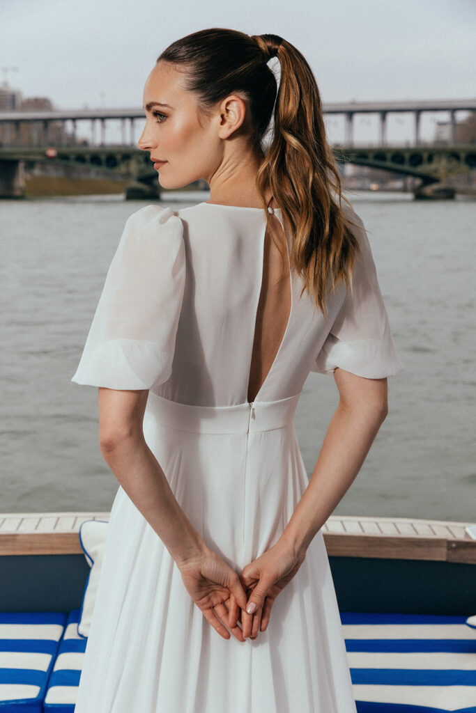 femme dans une robe de mariée fluide à paris