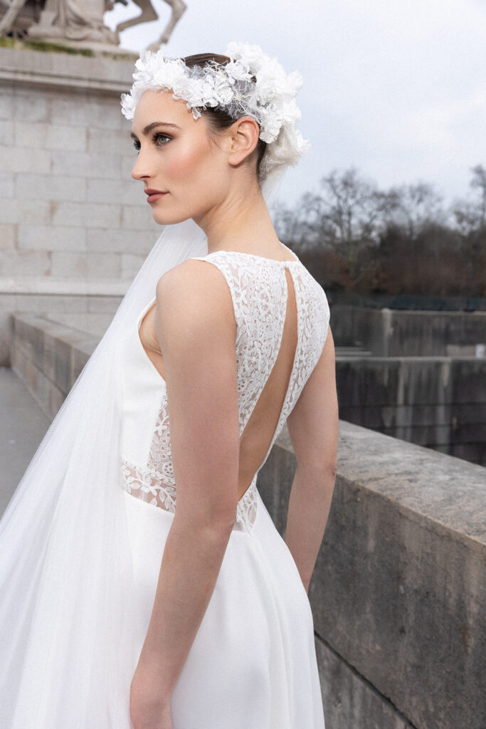 femme dans une robe de mariée sirène glamour avec un voile plissé à Paris