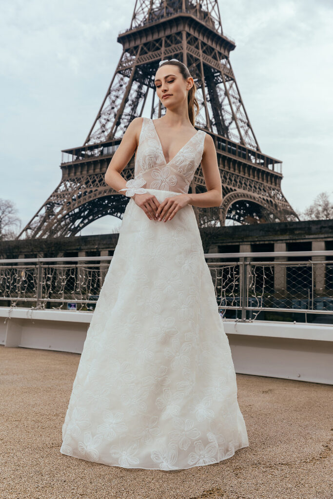 femme dans une jolie robe de mariée aux motifs floraux à Paris