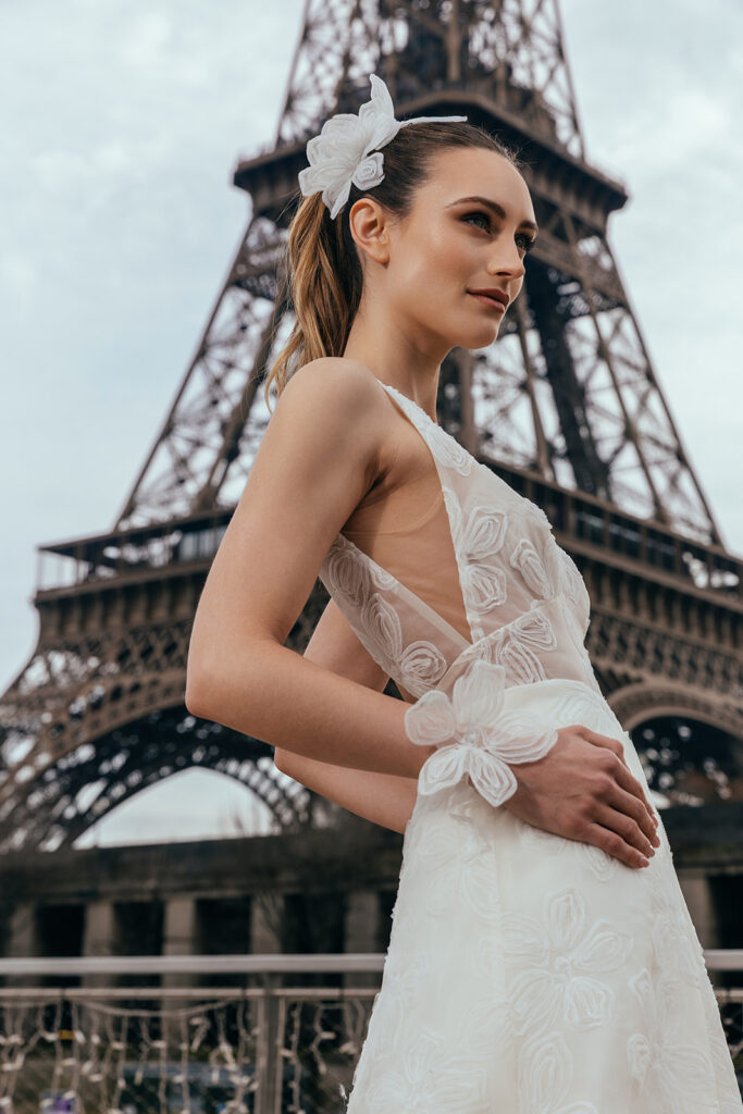 femme dans une jolie robe de mariée aux motifs floraux à Paris