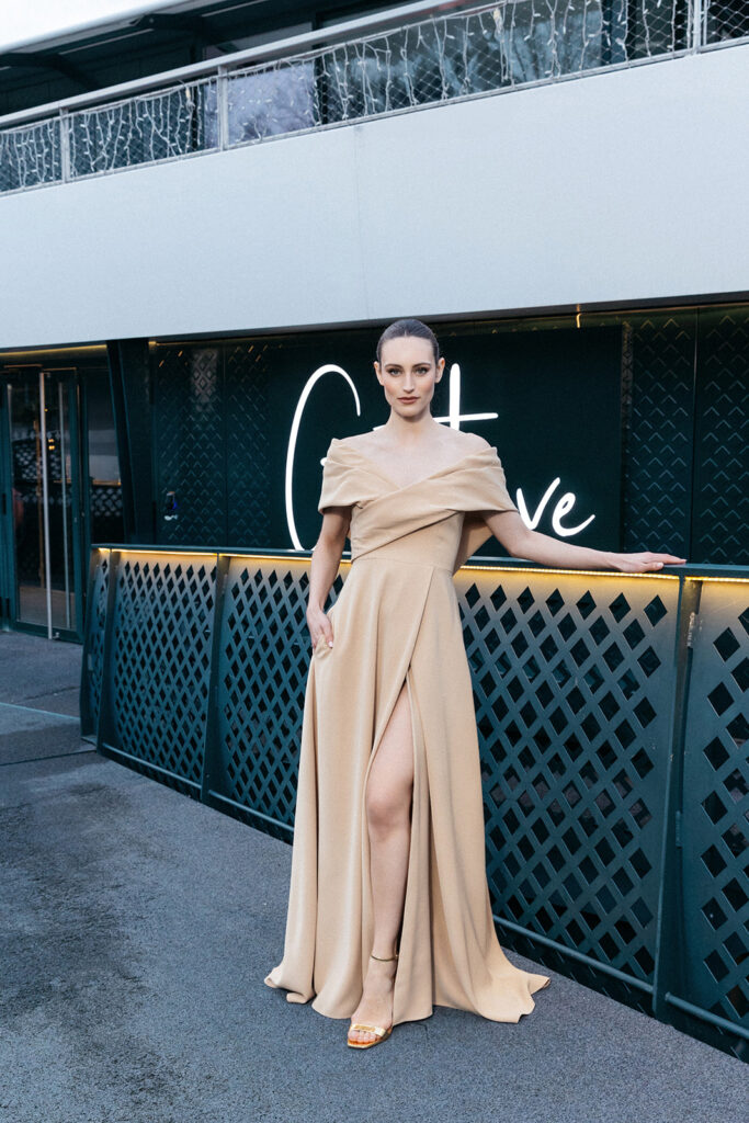 femme à Paris habillée d'une robe du soir élégante, longue à fente