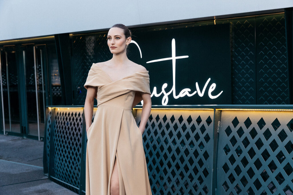 femme à Paris habillée d'une robe du soir élégante, longue à fente