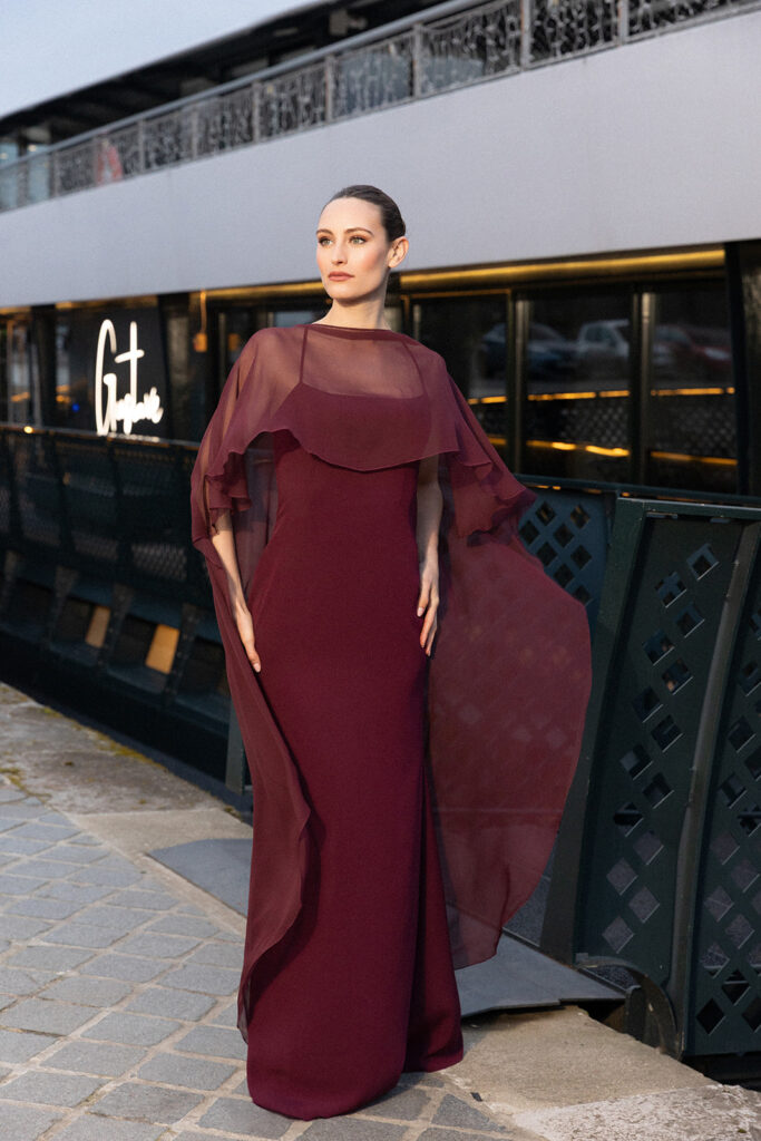 femme à Paris habillé d'une robe du soir sirène raffinée agrémentée d'une élégante cape