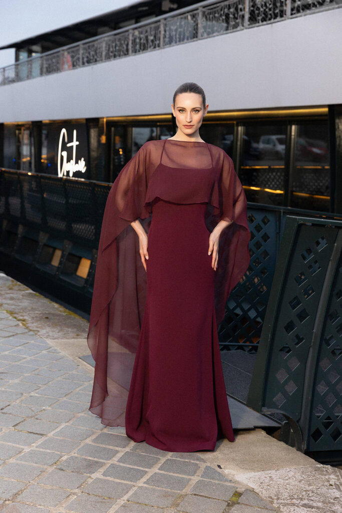 femme à Paris habillé d'une robe du soir sirène raffinée agrémentée d'une élégante cape