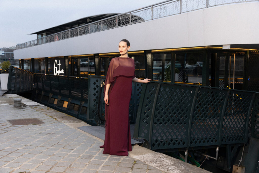 femme à Paris habillé d'une robe du soir sirène raffinée agrémentée d'une élégante cape