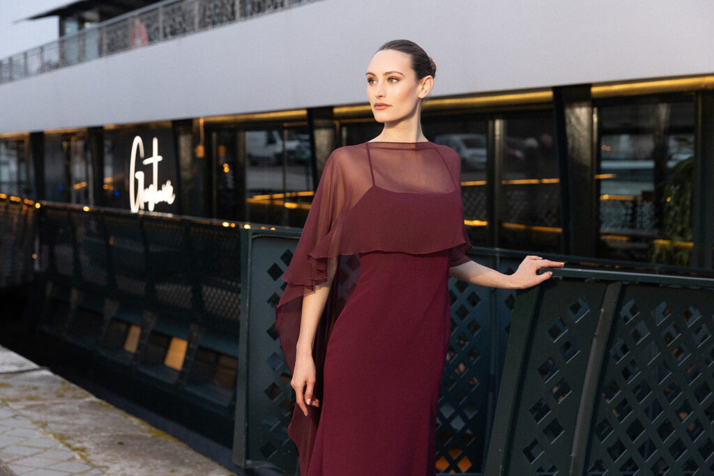 femme à Paris habillé d'une robe du soir sirène raffinée agrémentée d'une élégante cape