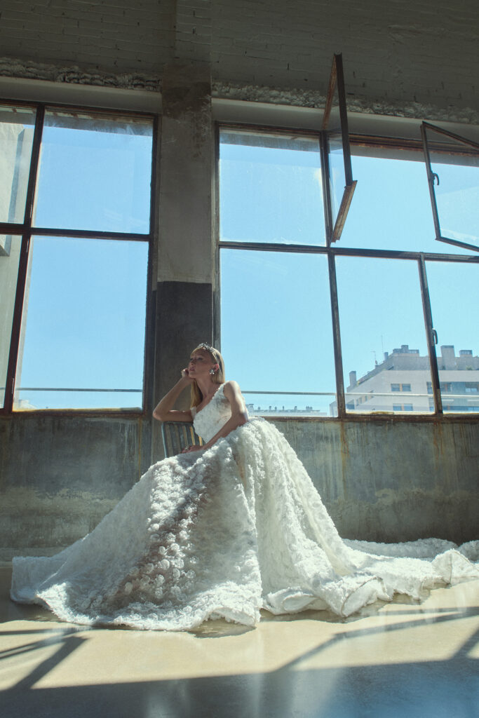 femme assise habillée d'une robe de mariée princesse glamour