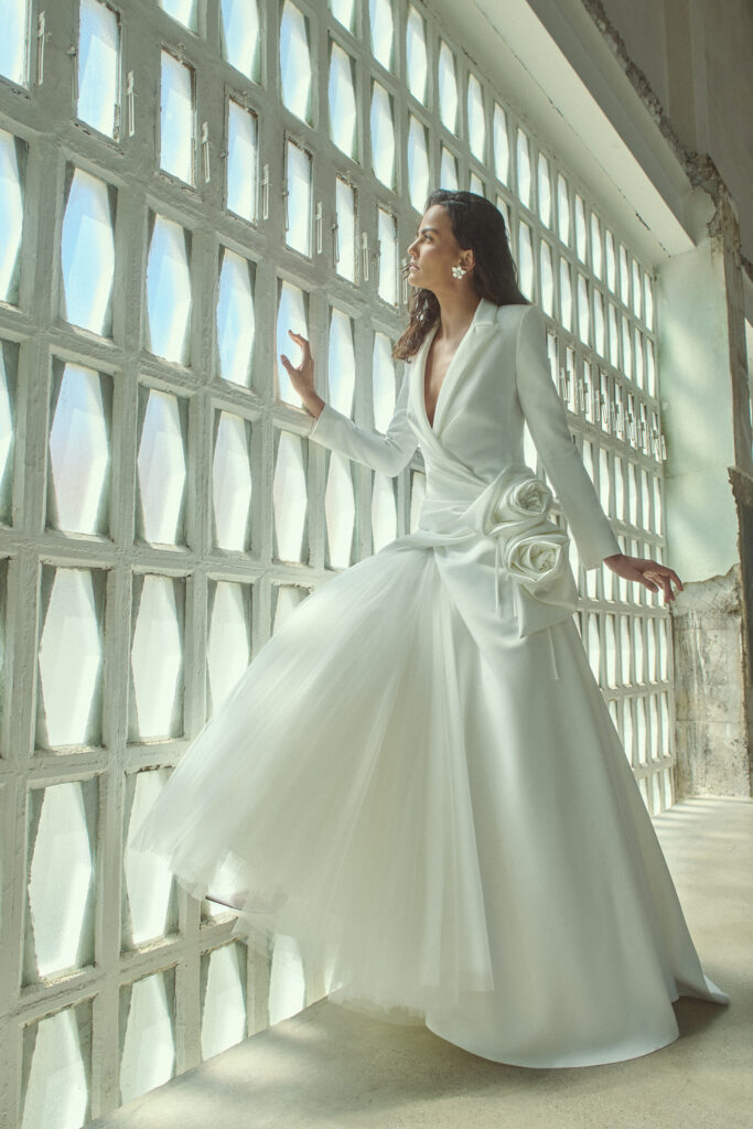 femme habillée d'une robe de mariée au top inspiration veste de costume agrémentée de jolies fleurs