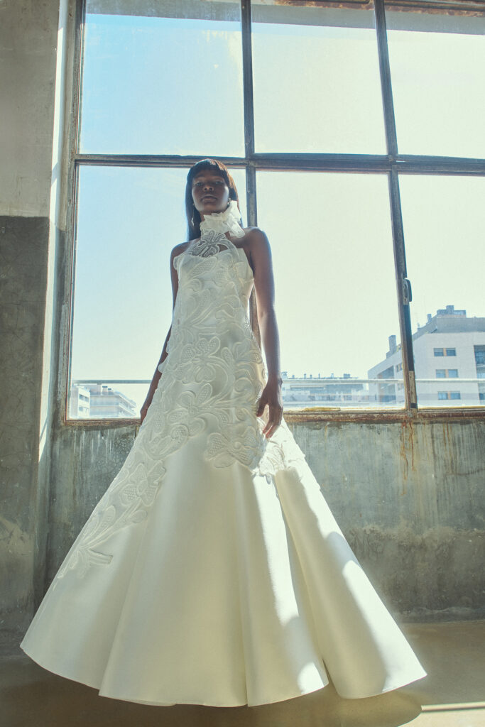 femme habillée d'une robe de mariée princesse raffinée et agrémentée d'un top à encolure américaine élégant