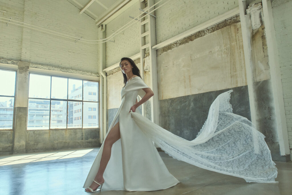 femme habillée d'une robe de mariée épurée et raffinée à fente