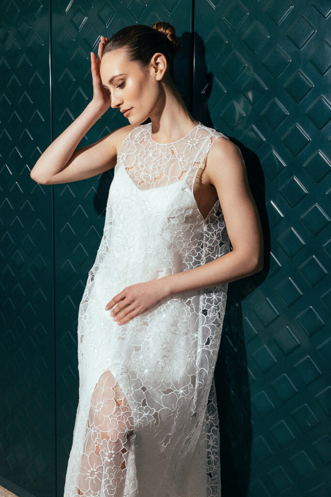 femme portant une robe de mariée et un top de mariée long et élégant