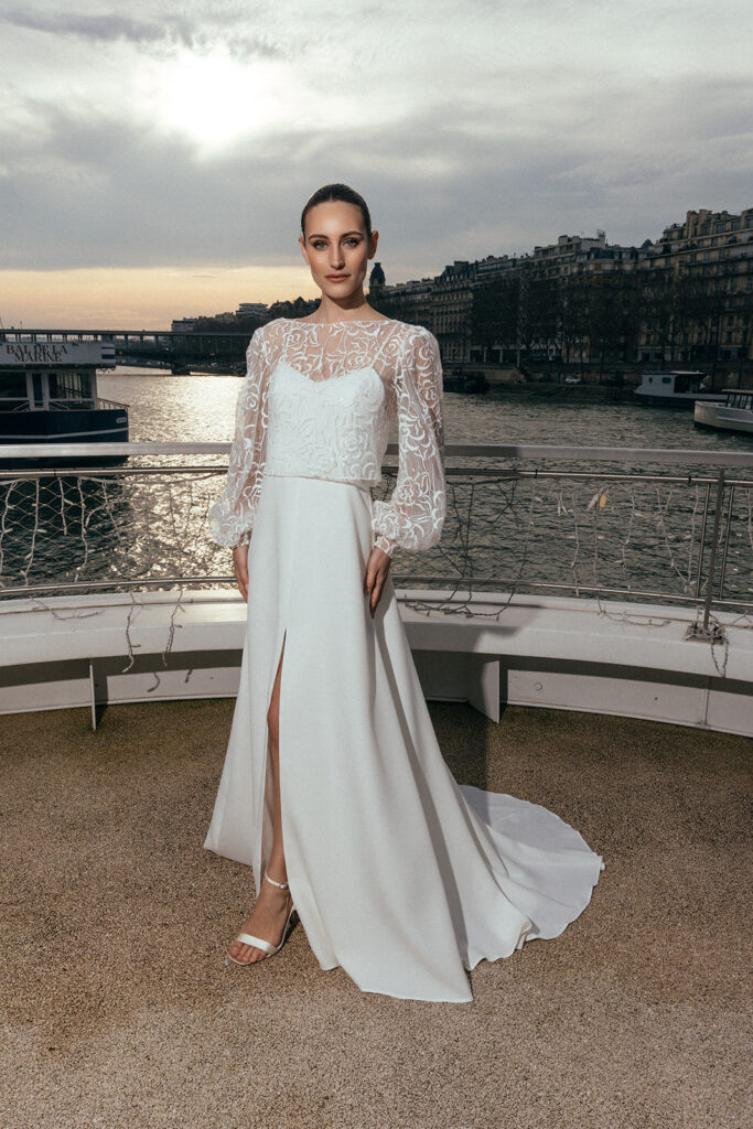 femme à Paris dans une robe de mariée épurée avec un top court brodé