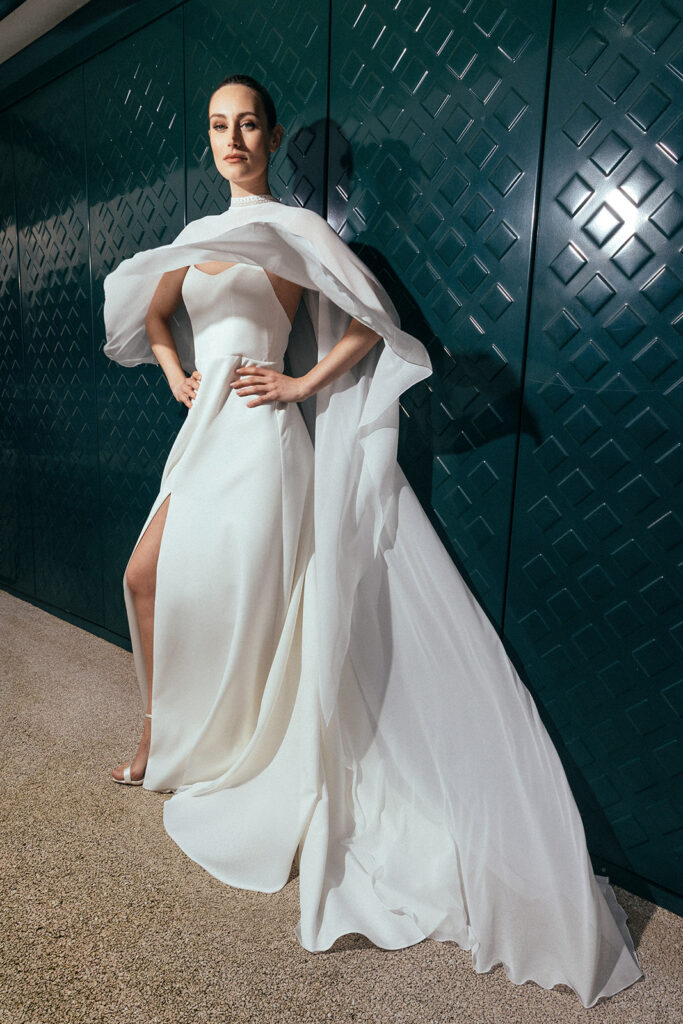femme dans une robe de mariée épurée agrémenté d'un top de mariée à traîne