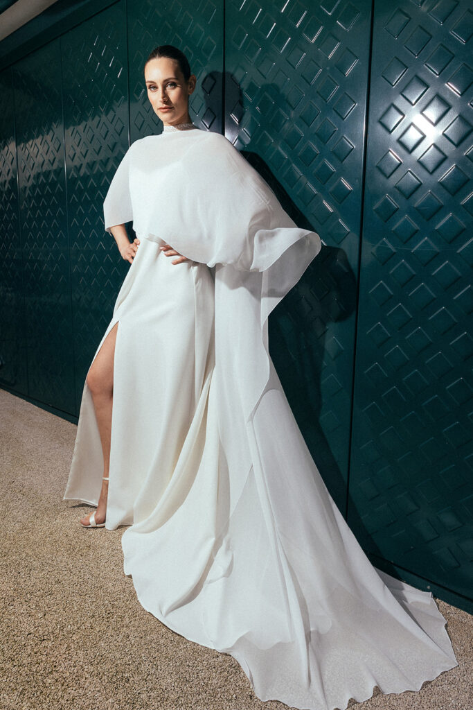 femme dans une robe de mariée épurée agrémenté d'un top de mariée à traîne
