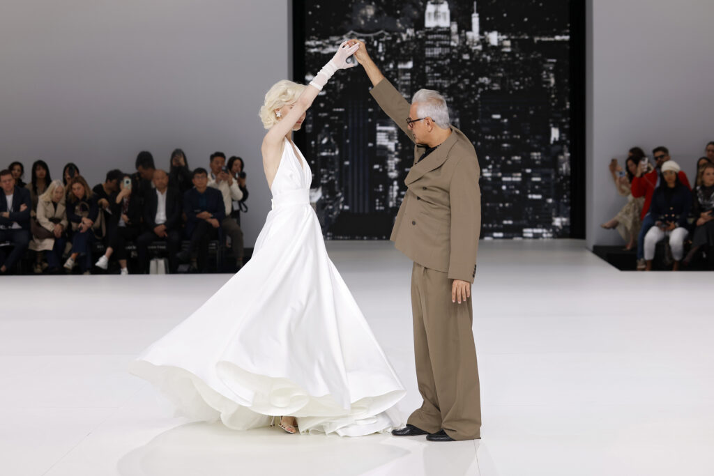 femme dans une robe de mariée à bretelles sur un podium de défilé