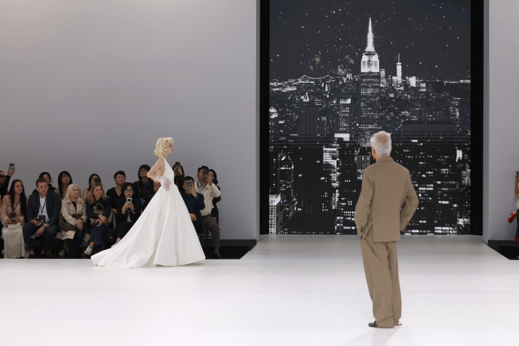 femme dans une robe de mariée à bretelles sur un podium de défilé