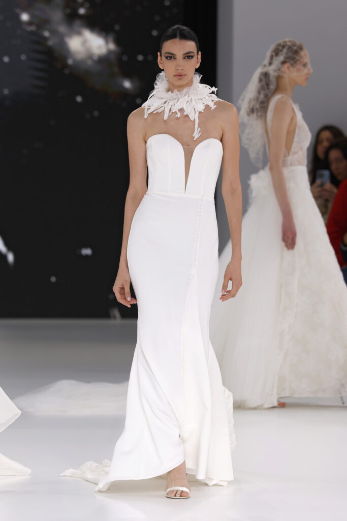 femme dans une robe de mariée sirène sur un podium de défilé
