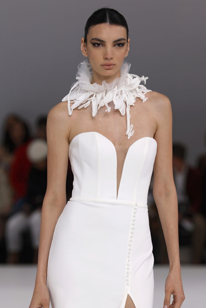 femme dans une robe de mariée sirène sur un podium de défilé
