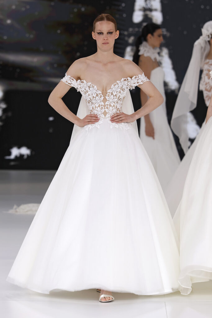 femme dans une robe de mariée princesse sur un podium de défilé