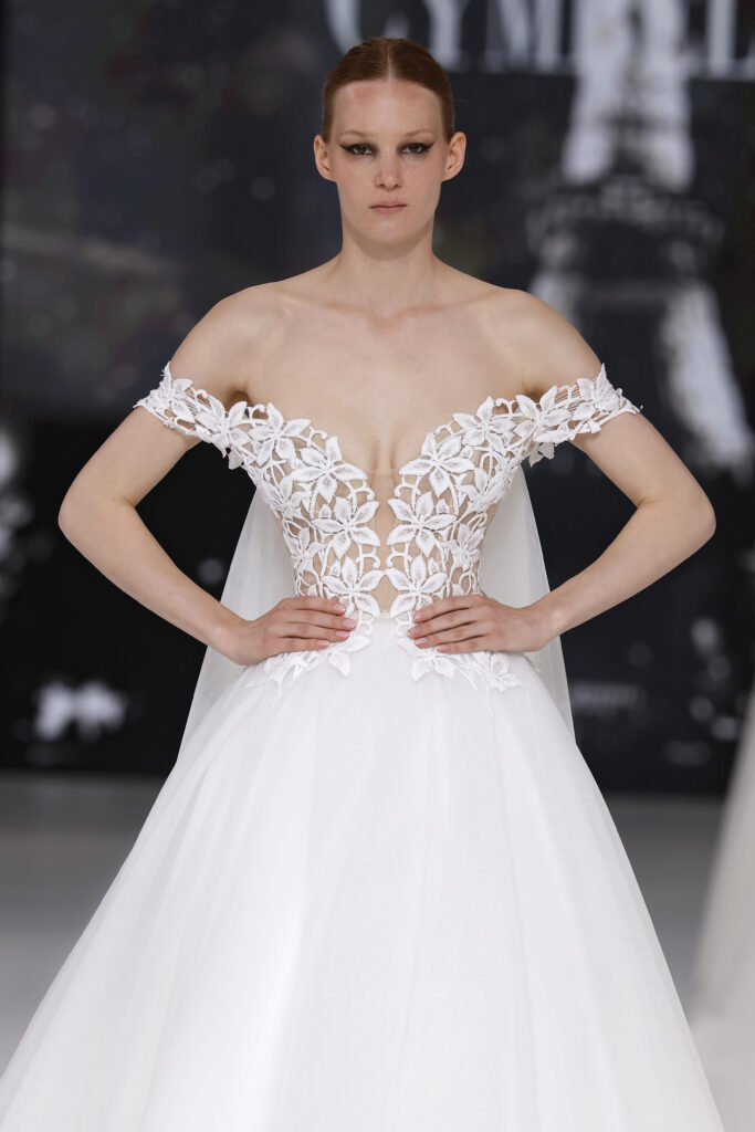 femme dans une robe de mariée princesse sur un podium de défilé