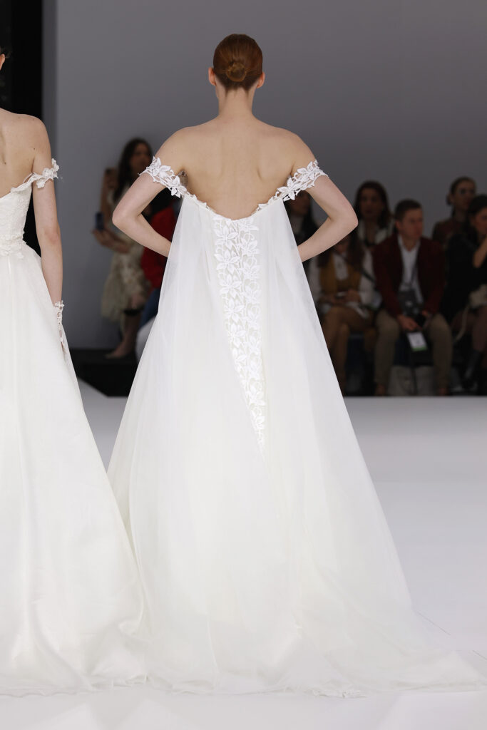 femme dans une robe de mariée princesse sur un podium de défilé