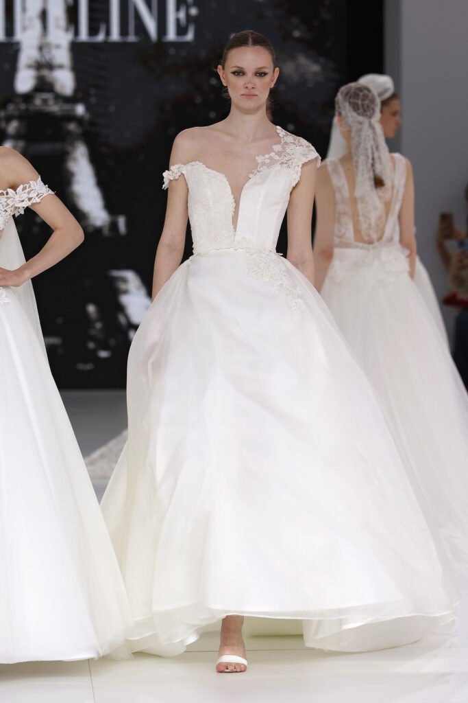 femme dans une robe de mariée princesse sur un podium de défilé
