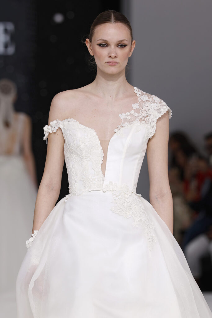 femme dans une robe de mariée princesse sur un podium de défilé