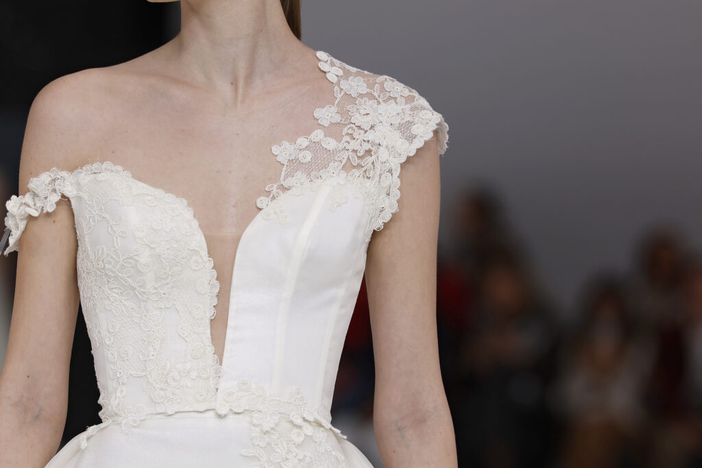 femme dans une robe de mariée princesse sur un podium de défilé