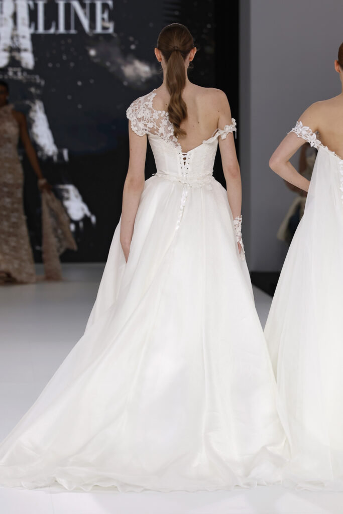 femme dans une robe de mariée princesse sur un podium de défilé
