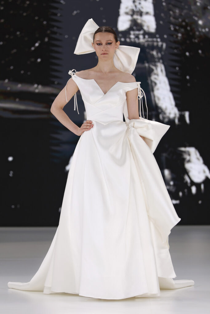 femme dans une robe de mariée princesse sur un podium de défilé