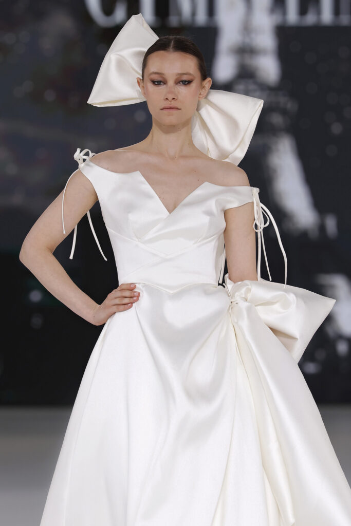 femme dans une robe de mariée princesse sur un podium de défilé