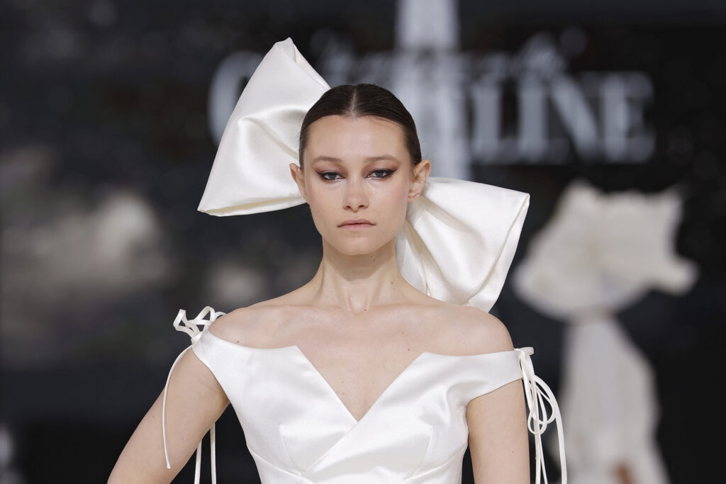 femme dans une robe de mariée princesse sur un podium de défilé