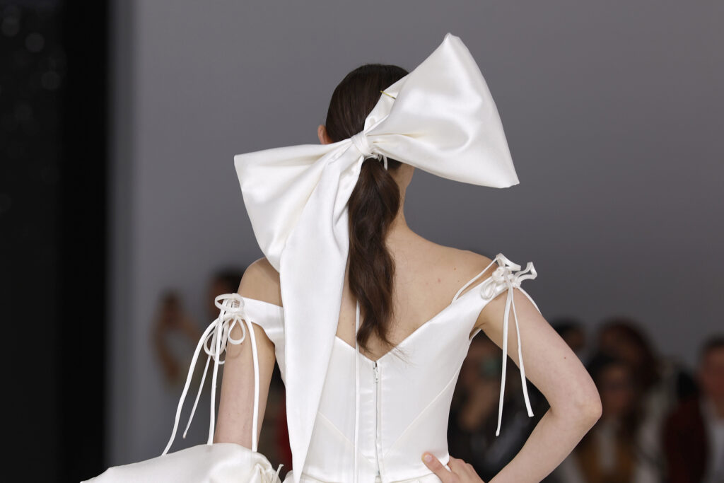 femme dans une robe de mariée princesse sur un podium de défilé