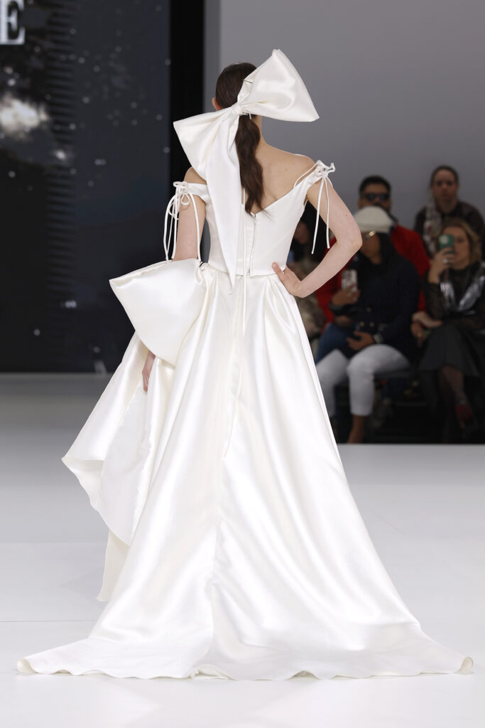 femme dans une robe de mariée princesse sur un podium de défilé