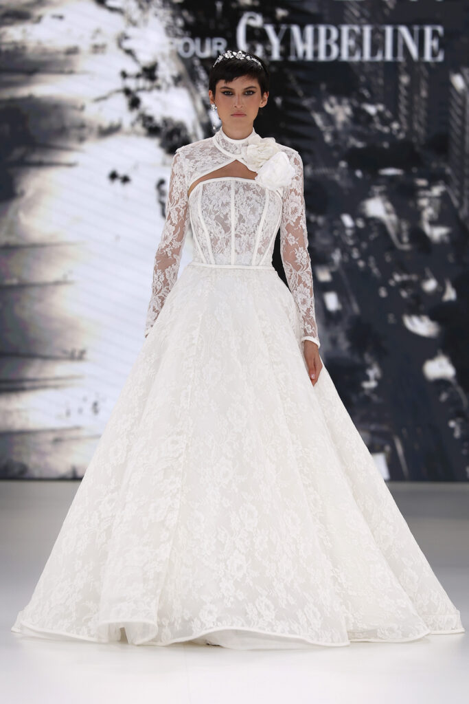 femme dans une robe de mariée princesse en dentelle sur un podium de défilé