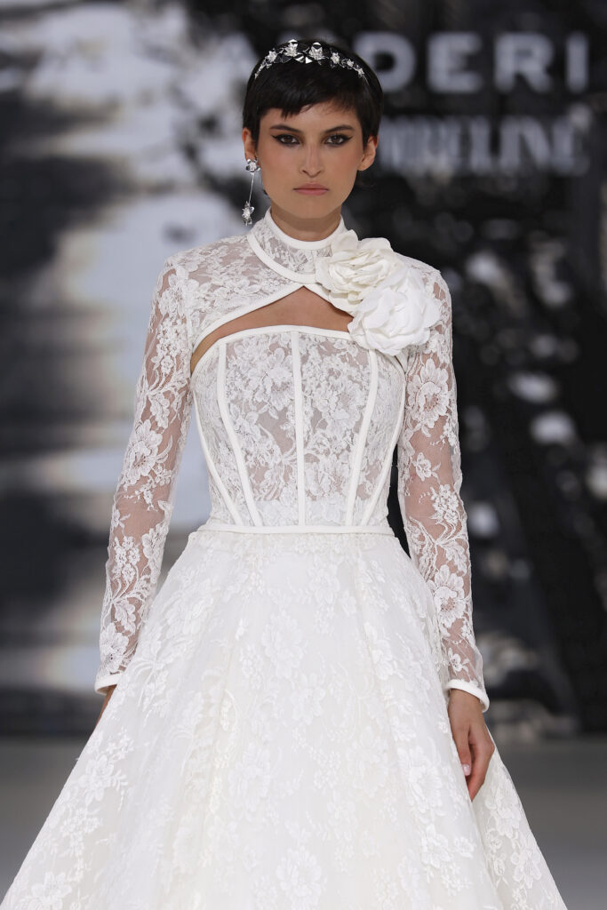 femme dans une robe de mariée princesse en dentelle sur un podium de défilé