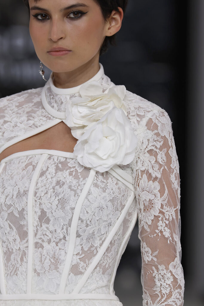 femme dans une robe de mariée princesse en dentelle sur un podium de défilé