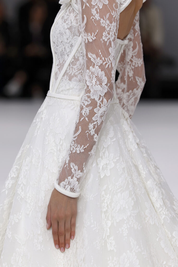 femme dans une robe de mariée princesse en dentelle sur un podium de défilé
